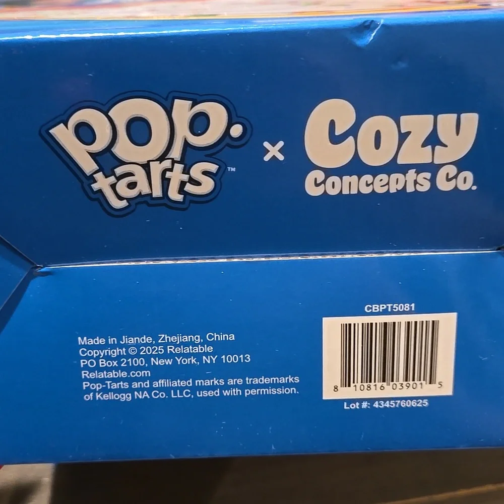 NWT Pop-Tarts Frosted Strawberry Comfort Blanket - Picture 4 of 4